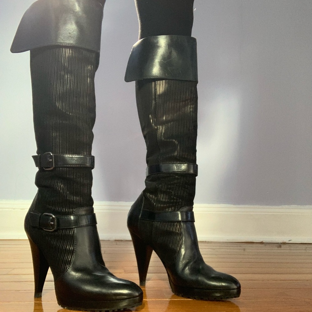 Black Oscar De La Renta Heeled Boots. Very comfortable barely worn. Size 38.5